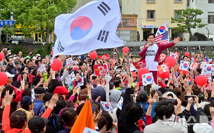 [제주=뉴시스] 우장호 기자 = 김문수 국민의힘 대선 후보가 2일 오전 제주시 일도일동 동문로터리에서 열린 유세에서 연설을 하고 있다. (제주도사진기자회) 2025.06.02. woo1223@newsis.com
