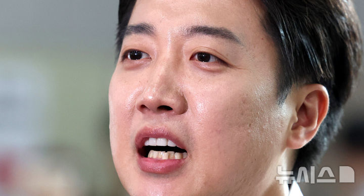 [시흥=뉴시스] 추상철 기자 = 이준석 개혁신당 대선 후보가 2일 오전 경기 시흥시 한국공학대학교 기술혁신파크(TIP)에서 학생들과 점심식사를 하기 전 취재진의 질문에 답변하고 있다. 2025.06.02. scchoo@newsis.com