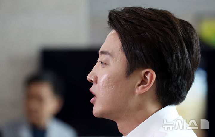 [시흥=뉴시스] 추상철 기자 = 이준석 개혁신당 대선 후보가 2일 오전 경기 시흥시 한국공학대학교 기술혁신파크(TIP)에서 학생들과 점심식사를 하기 전 취재진의 질문에 답변하고 있다. 2025.06.02. scchoo@newsis.com