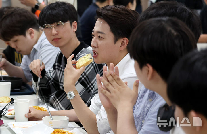 [시흥=뉴시스] 추상철 기자 = 이준석 개혁신당 대선 후보가 2일 오전 경기 시흥시 한국공학대학교 기술혁신파크(TIP) 학생식당에서 점심식사를 하며 학생들과 대화를 하고 있다. 2025.06.02. scchoo@newsis.com