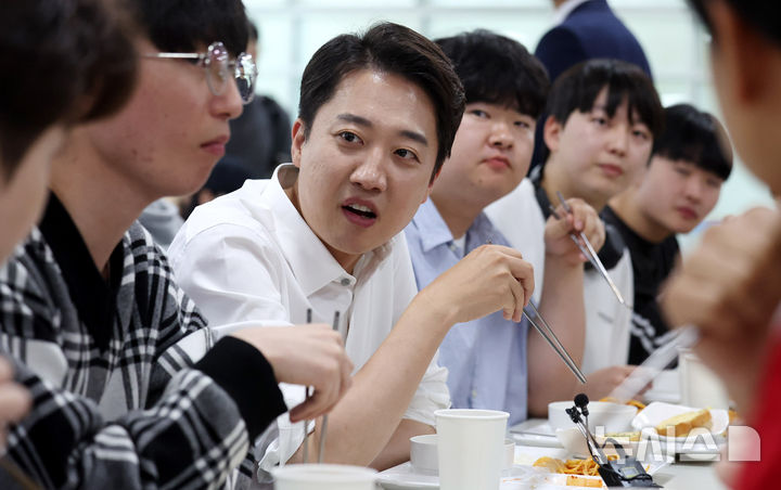[시흥=뉴시스] 추상철 기자 = 이준석 개혁신당 대선 후보가 2일 오전 경기 시흥시 한국공학대학교 기술혁신파크(TIP) 학생식당에서 점심식사를 하며 학생들과 대화를 하고 있다. 2025.06.02. scchoo@newsis.com