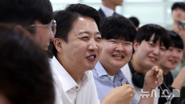 [시흥=뉴시스] 추상철 기자 = 이준석 개혁신당 대선 후보가 2일 오전 경기 시흥시 한국공학대학교 기술혁신파크(TIP) 학생식당에서 점심식사를 하며 학생들과 대화를 하고 있다. 2025.06.02. scchoo@newsis.com