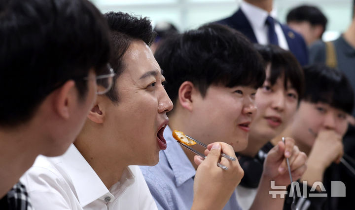 [시흥=뉴시스] 추상철 기자 = 이준석 개혁신당 대선 후보가 2일 오전 경기 시흥시 한국공학대학교 기술혁신파크(TIP) 학생식당에서 점심식사를 하며 학생들과 대화를 하고 있다. 2025.06.02. scchoo@newsis.com