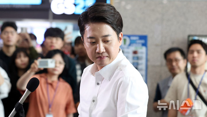 [시흥=뉴시스] 추상철 기자 = 이준석 개혁신당 대선 후보가 2일 오전 경기 시흥시 한국공학대학교 기술혁신파크(TIP)에서 학생들과 점심식사를 하기 전 취재진의 질문을 듣고 있다. 2025.06.02. scchoo@newsis.com