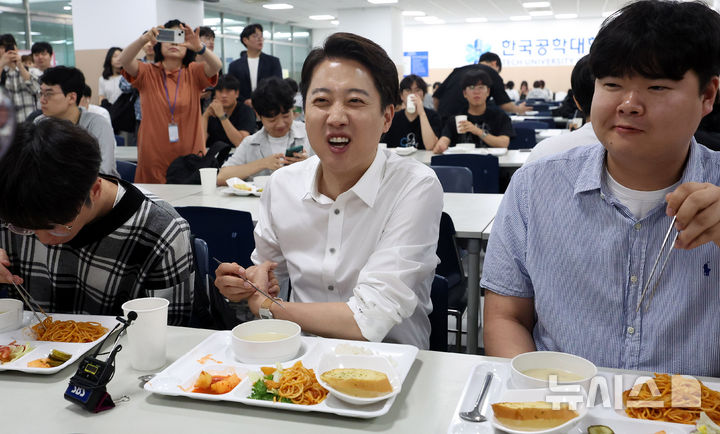 [시흥=뉴시스] 추상철 기자 = 이준석 개혁신당 대선 후보가 2일 오전 경기 시흥시 한국공학대학교 기술혁신파크(TIP) 학생식당에서 점심식사를 하며 학생들과 대화를 하고 있다. 2025.06.02. scchoo@newsis.com