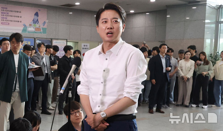 [시흥=뉴시스] 추상철 기자 = 이준석 개혁신당 대선 후보가 2일 오전 경기 시흥시 한국공학대학교 기술혁신파크(TIP)에서 학생들과 점심식사를 하기 전 취재진의 질문에 답변하고 있다. 2025.06.02. scchoo@newsis.com