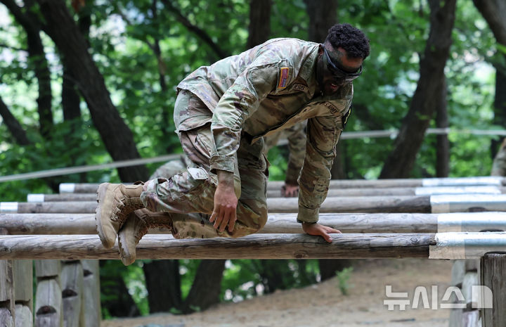 [동두천=뉴시스] 이영환 기자 = 2일 오전 경기도 동두천시 캠프 케이시에서 열린 미 8군 최고분대 선발대회에 참가한 장병들이 장애물을 통과하고 있다.&nbsp;&nbsp; 이번 경연을 통해 미 8군 최우수 분대가 선발되며 선발된 분대는 미 태평양 육군(USARPAC) 최우수 분대 경연대회에 미 8군 대표로 출전하게 된다. 2025.06.02. 20hwan@newsis.com