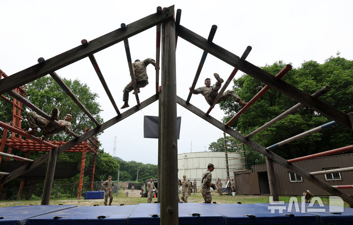 [동두천=뉴시스] 이영환 기자 = 2일 오전 경기도 동두천시 캠프 케이시에서 열린 미 8군 최고분대 선발대회에 참가한 장병들이 장애물을 통과하고 있다.&nbsp;&nbsp; 이번 경연을 통해 미 8군 최우수 분대가 선발되며 선발된 분대는 미 태평양 육군(USARPAC) 최우수 분대 경연대회에 미 8군 대표로 출전하게 된다. 2025.06.02. 20hwan@newsis.com