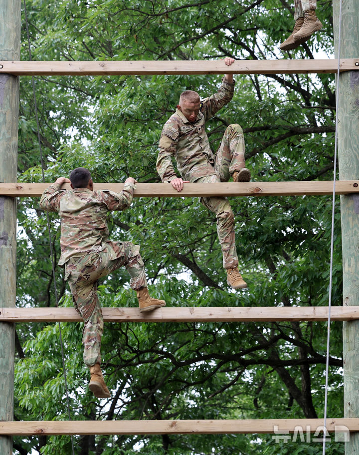 [동두천=뉴시스] 이영환 기자 = 2일 오전 경기도 동두천시 캠프 케이시에서 열린 미 8군 최고분대 선발대회에 참가한 장병들이 장애물을 넘고 있다.&nbsp;&nbsp; 이번 경연을 통해 미 8군 최우수 분대가 선발되며 선발된 분대는 미 태평양 육군(USARPAC) 최우수 분대 경연대회에 미 8군 대표로 출전하게 된다. 2025.06.02. 20hwan@newsis.com