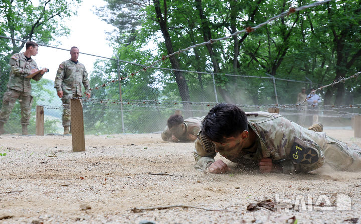 [동두천=뉴시스] 이영환 기자 = 2일 오전 경기도 동두천시 캠프 케이시에서 열린 미 8군 최고분대 선발대회에 참가한 장병들이 포복자세로 철조망을 통과하고 있다.&nbsp;&nbsp; 이번 경연을 통해 미 8군 최우수 분대가 선발되며 선발된 분대는 미 태평양 육군(USARPAC) 최우수 분대 경연대회에 미 8군 대표로 출전하게 된다. 2025.06.02. 20hwan@newsis.com