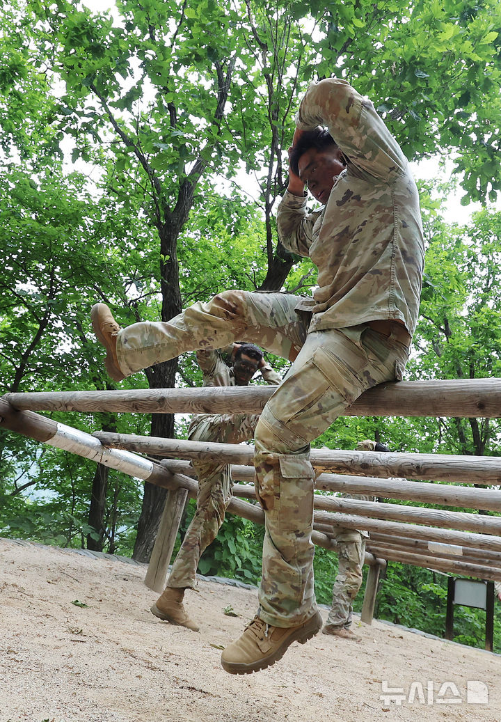 [동두천=뉴시스] 이영환 기자 = 2일 오전 경기도 동두천시 캠프 케이시에서 열린 미 8군 최고분대 선발대회에 참가한 장병들이 장애물을 통과하고 있다.&nbsp;&nbsp; 이번 경연을 통해 미 8군 최우수 분대가 선발되며 선발된 분대는 미 태평양 육군(USARPAC) 최우수 분대 경연대회에 미 8군 대표로 출전하게 된다. 2025.06.02. 20hwan@newsis.com