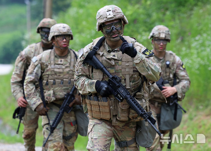 [동두천=뉴시스] 이영환 기자 = 2일 오전 경기도 동두천시 캠프 케이시에서 열린 미 8군 최고분대 선발대회에 참가한 장병들이 사격장으로 향하고 있다.&nbsp;&nbsp; 이번 경연을 통해 미 8군 최우수 분대가 선발되며 선발된 분대는 미 태평양 육군(USARPAC) 최우수 분대 경연대회에 미 8군 대표로 출전하게 된다. 2025.06.02. 20hwan@newsis.com