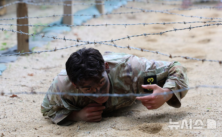 [동두천=뉴시스] 이영환 기자 = 2일 오전 경기도 동두천시 캠프 케이시에서 열린 미 8군 최고분대 선발대회에 참가한 장병들이 포복자세로 철조망을 통과하고 있다.&nbsp;&nbsp; 이번 경연을 통해 미 8군 최우수 분대가 선발되며 선발된 분대는 미 태평양 육군(USARPAC) 최우수 분대 경연대회에 미 8군 대표로 출전하게 된다. 2025.06.02. 20hwan@newsis.com