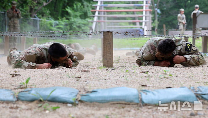 [동두천=뉴시스] 이영환 기자 = 2일 오전 경기도 동두천시 캠프 케이시에서 열린 미 8군 최고분대 선발대회에 참가한 장병들이 포복자세로 철조망을 통과하고 있다.&nbsp;&nbsp; 이번 경연을 통해 미 8군 최우수 분대가 선발되며 선발된 분대는 미 태평양 육군(USARPAC) 최우수 분대 경연대회에 미 8군 대표로 출전하게 된다. 2025.06.02. 20hwan@newsis.com