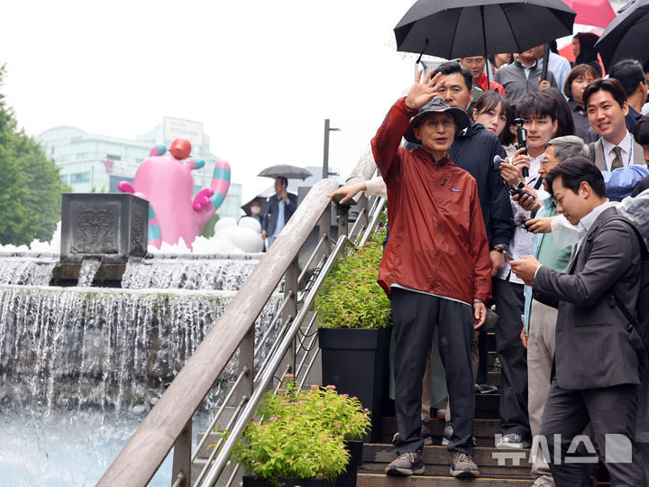 [서울=뉴시스] 홍효식 기자 = 이명박 전 대통령이 2일 서울 중구 청계천 산책로를 걸으며 시민들과 인사하고 있다.이날 걷기 행사는 청계천 복원 20주년을 맞아 그 의미를 돌아보고, 시민과 함께하는 소통의 자리로 마련됐다고 이명박재단은 설명했다. (공동취재) 2025.06.02. photo@newsis.com
