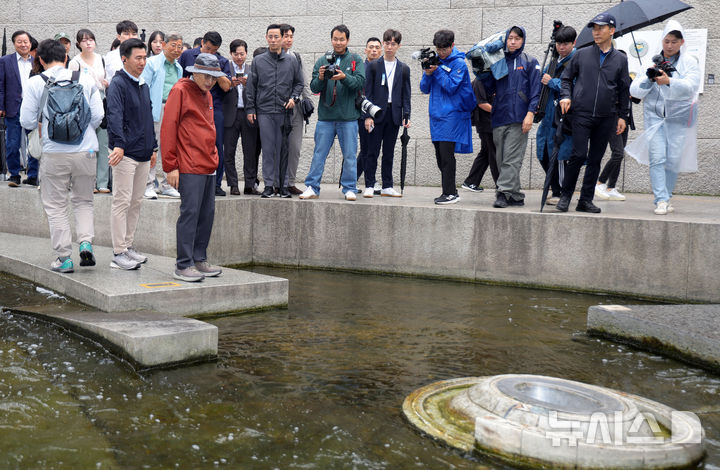 [서울=뉴시스] 홍효식 기자 = 이명박 전 대통령이 2일 서울 중구 청계천을 산책하고 있다.이날 걷기 행사는 청계천 복원 20주년을 맞아 그 의미를 돌아보고, 시민과 함께하는 소통의 자리로 마련됐다고 이명박재단은 설명했다. 2025.06.02. yesphoto@newsis.com