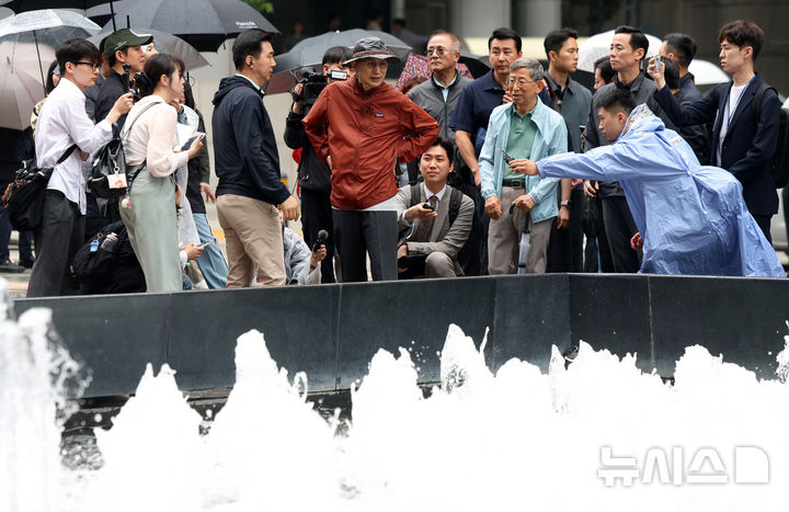 [서울=뉴시스] 홍효식 기자 = 이명박 전 대통령이 2일 서울 중구 청계광장에서 청계천 산책로를 둘러보고 있다.이날 걷기 행사는 청계천 복원 20주년을 맞아 그 의미를 돌아보고, 시민과 함께하는 소통의 자리로 마련됐다고 이명박재단은 설명했다. 2025.06.02. yesphoto@newsis.com