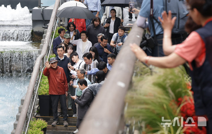 [서울=뉴시스] 홍효식 기자 = 이명박 전 대통령이 2일 서울 중구 청계천 산책로를 걸으며 시민들과 인사하고 있다.이날 걷기 행사는 청계천 복원 20주년을 맞아 그 의미를 돌아보고, 시민과 함께하는 소통의 자리로 마련됐다고 이명박재단은 설명했다. (공동취재) 2025.06.02. photo@newsis.com