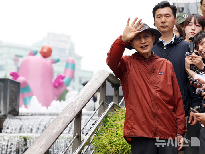 [서울=뉴시스] 홍효식 기자 = 이명박 전 대통령이 2일 서울 중구 청계천 산책로를 걸으며 시민들과 인사하고 있다.이날 걷기 행사는 청계천 복원 20주년을 맞아 그 의미를 돌아보고, 시민과 함께하는 소통의 자리로 마련됐다고 이명박재단은 설명했다. (공동취재) 2025.06.02. photo@newsis.com