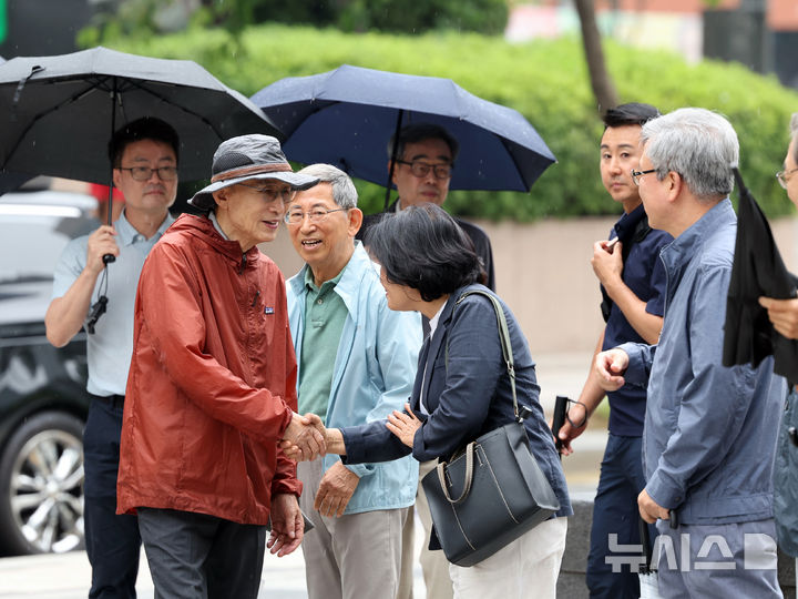 [서울=뉴시스] 홍효식 기자 = 이명박 전 대통령이 2일 서울 중구 청계광장에서 산책하기 앞서 지지자들과 인사하고 있다.이날 걷기 행사는 청계천 복원 20주년을 맞아 그 의미를 돌아보고, 시민과 함께하는 소통의 자리로 마련됐다고 이명박재단은 설명했다. (공동취재) 2025.06.02. photo@newsis.com