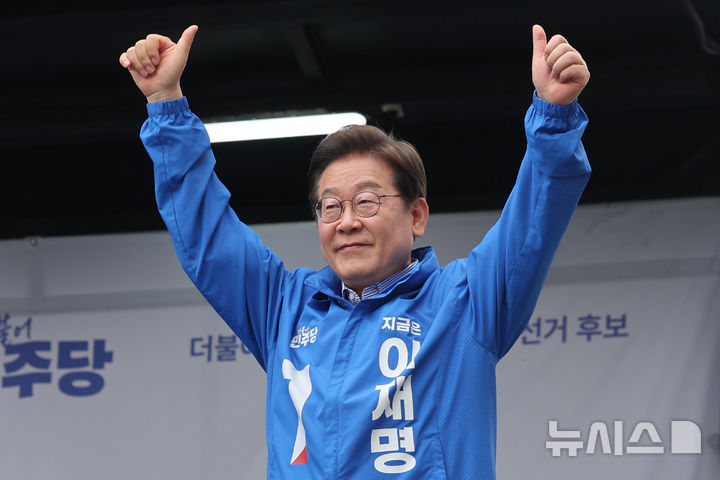 [하남=뉴시스] 권창회 기자 = 이재명 더불어민주당 대선후보가 2일 경기 하남시 스타필드 하남 광장에서 열린 유세에서 지지호소를 하고 있다. 2025.06.02. kch0523@newsis.com