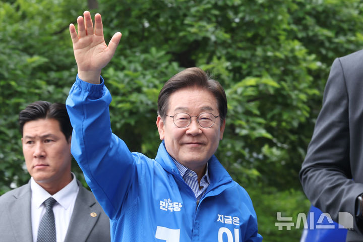 [하남=뉴시스] 권창회 기자 = 이재명 더불어민주당 대선후보가 2일 경기 하남시 스타필드 하남 광장에서 열린 유세를 마치고 지지자들에게 인사하고 있다. 2025.06.02. kch0523@newsis.com