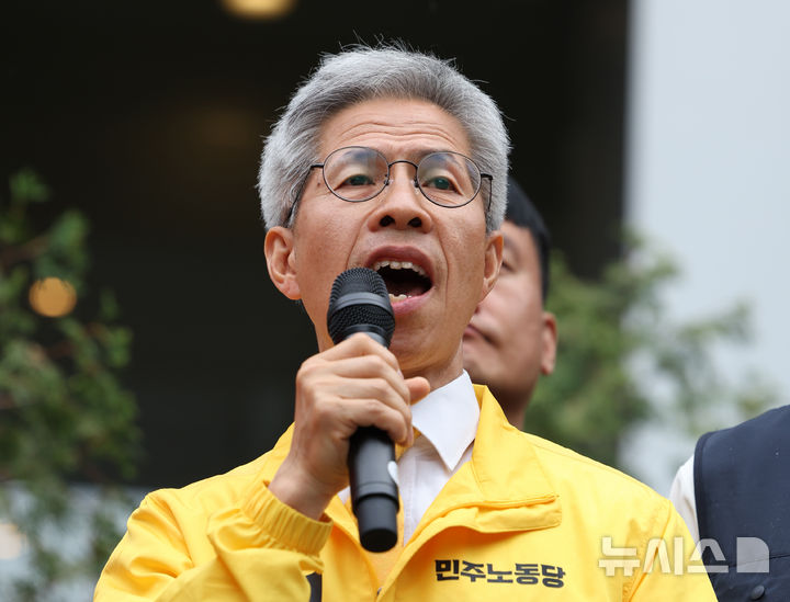 [서울=뉴시스] 김금보 기자 = 권영국 민주노동당 대선후보가 2일 서울 서초구 에스피씨 지에프에스 본사 앞에서 열린 '반복되는 SPC 중대재해, 책임자 처벌과 근본 대책 마련 촉구 기자회견'에서 발언을 하고 있다. 2025.06.02. kgb@newsis.com