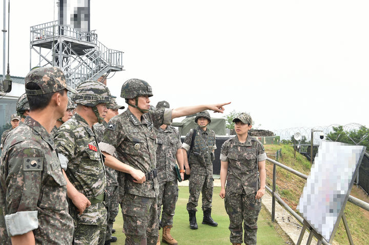 [서울=뉴시스] 정병혁 기자 = 김명수 합참의장이 2일 1방공여단 방공진지에서 작전지도를 하고 있다. (사진=합참 제공) 2025.06.02. photo@newsis.com *재판매 및 DB 금지