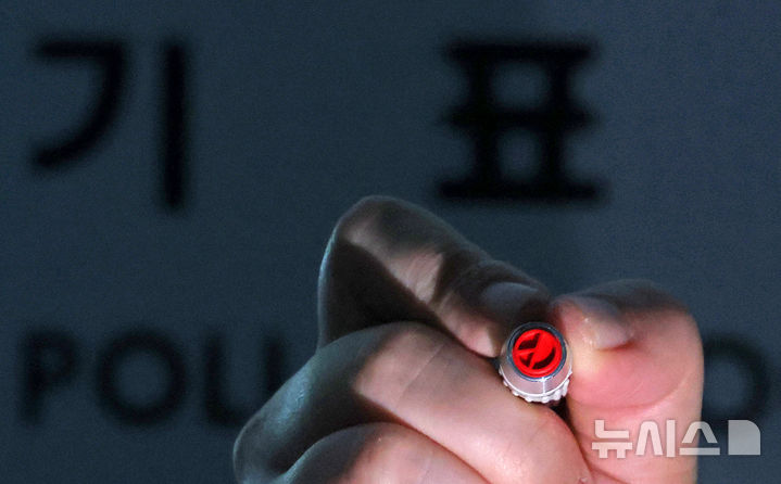 [대구=뉴시스] 이무열 기자 = 제21대 대통령선거를 하루 앞둔 2일 대구 서구 대구광역시선거관리위원회 관계자가 기표용구를 들고 있다. 2025.06.02. lmy@newsis.com