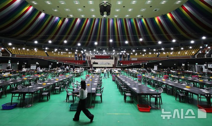 [제주=뉴시스] 우장호 기자 = 제21대 대통령선거일을 하루 앞둔 2일 오후 제주시 한라체육관에서 제주도선거관리위원회 관계자들이 투표지분류기를 점검하고 있다. 2025.06.02. woo1223@newsis.com