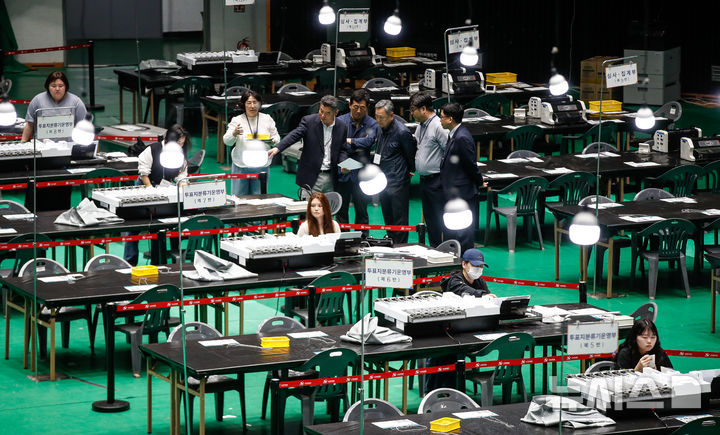 [제주=뉴시스] 우장호 기자 = 제21대 대통령선거일을 하루 앞둔 2일 오후 제주시 한라체육관에서 제주도선거관리위원회 관계자들이 투표지분류기를 점검하고 있다. 2025.06.02. woo1223@newsis.com