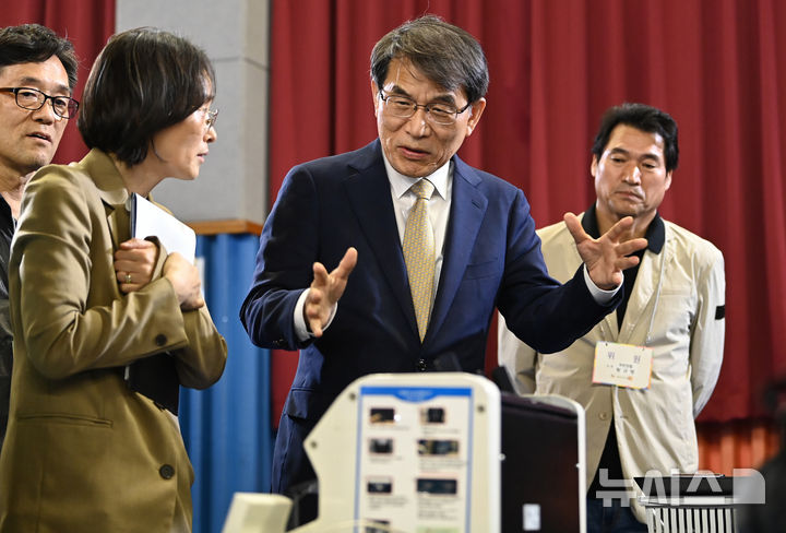 [안양=뉴시스] 김종택 기자 = 노태악 중앙선거관리위원장이 2일 경기 안양시 만안구 덕천초등학교 체육관에 마련된 제21대 대통령선거 개표소에서 투표지분류기 모의시험 등 개표준비 상황을 점검하고 있다. 2025.06.02. jtk@newsis.com