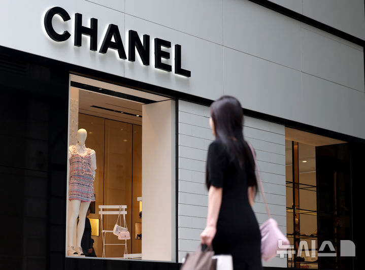 [서울=뉴시스] 김진아 기자 = 2일 명품 업계에 따르면 샤넬코리아는 이날부터 주얼리와 가방 일부 제품 가격을 기습 인상했다. 22백은 중간 사이즈는 867만원에서 938만원으로, 작은 사이즈는 822만원에서 889만원으로 8.2% 인상된다. 샤넬 뉴미니 클래식 백의 경우, 748만원에서 800만원으로 7% 정도 인상됐다. 클래식 카드지갑의 경우 90만원에서 97만원으로 인상돼 7.7% 정도 가격이 올랐다. 사진은 2일 서울 시내 한 샤넬 매장. 2025.06.02. bluesoda@newsis.com