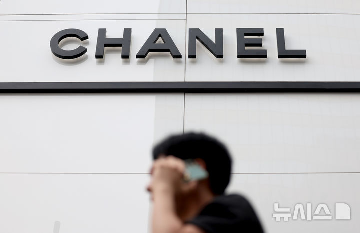 [서울=뉴시스] 김진아 기자 = 서울 시내 한 샤넬 매장. 2025.06.02. bluesoda@newsis.com