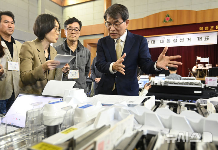 [안양=뉴시스] 김종택 기자 = 노태악 중앙선거관리위원장이 2일 경기 안양시 만안구 덕천초등학교 체육관에 마련된 제21대 대통령선거 개표소에서 투표지분류기 모의시험 등 개표준비 상황을 점검하고 있다. 2025.06.02. jtk@newsis.com