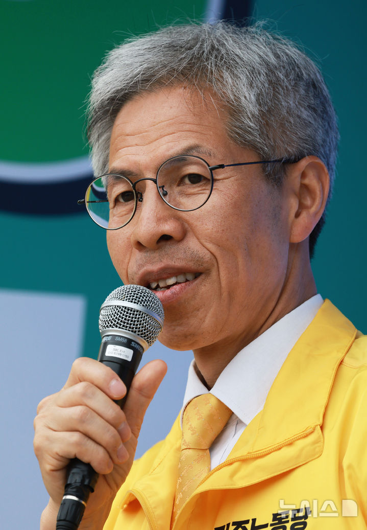 [서울=뉴시스] 고범준 기자 = 권영국 민주노동당 대선 후보가 2일 서울 종로구 광화문 해태상 인근에서 21대 대통령선거 하루를 앞두고 지지를 호소하고 있다. 2025.06.02. bjko@newsis.com