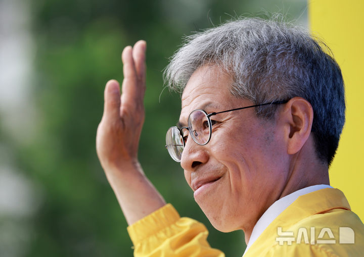 [서울=뉴시스] 고범준 기자 = 권영국 민주노동당 대선 후보가 지난 6월2일 서울 종로구 광화문 해태상 인근에서 21대 대통령선거 하루를 앞두고 지지를 호소하고 있다. 2025.06.02. bjko@newsis.com