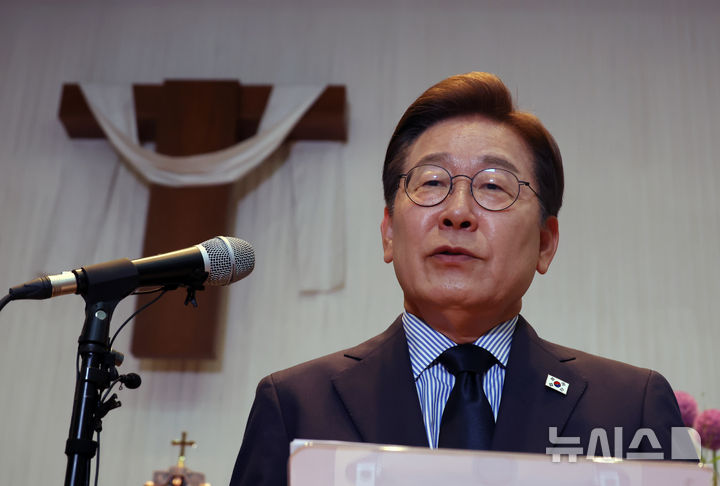 [성남=뉴시스] 고승민 기자 = 이재명 더불어민주당 대선 후보가 2일 경기 성남주민교회에서 기자회견을 하고 있다. 2025.06.02. kkssmm99@newsis.com