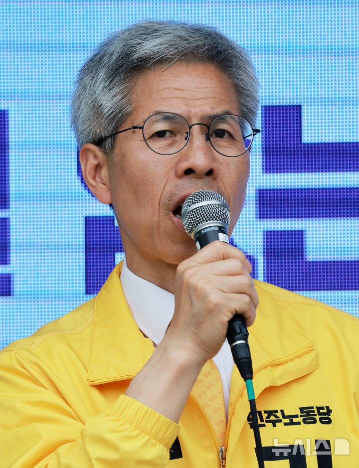 [서울=뉴시스] 고범준 기자 = 권영국 민주노동당 대선 후보가 2일 서울 종로구 광화문 해태상 인근에서 21대 대통령선거 하루를 앞두고 지지를 호소하고 있다. 2025.06.02. bjko@newsis.com