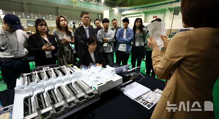 [서울=뉴시스] 박주성 기자 = 제21대 대통령선거를 하루 앞둔 2일 서울 강북구 강북웰빙스포츠센터에서 공정선거참관단이 지켜보는 가운데 투표지분류기 모의시험이 진행되고 있다. 2025.06.02. park7691@newsis.com