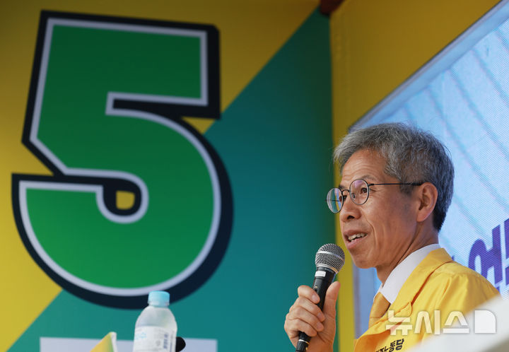 [서울=뉴시스] 고범준 기자 = 권영국 민주노동당 대선 후보가 2일 서울 종로구 광화문 해태상 인근에서 21대 대통령선거 하루를 앞두고 지지를 호소하고 있다. 2025.06.02. bjko@newsis.com