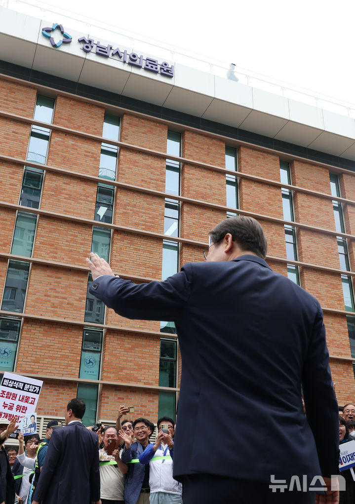 [성남=뉴시스] 고승민 기자 = 이재명 더불어민주당 대선 후보가 2일 경기 성남주민교회에서 기자회견을 마친 뒤 성남시의료원 앞에서 기다리고 있던 시민들을 만나고 있다. 2025.06.02. kkssmm99@newsis.com