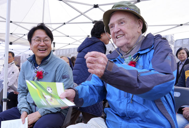 [광주=뉴시스] 천노엘 패트릭(Patrick Noel O'Neill 오네일 패트릭 노엘) 신부와 강기정 광주시장. (사진=광주시청 제공). photo@newsis.com *재판매 및 DB 금지