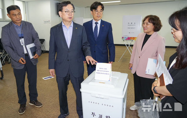 [광주=뉴시스] 광주시 21대 대통령 선거 투표소 점검. (사진=광주시청 제공). photo@newsis.com *재판매 및 DB 금지