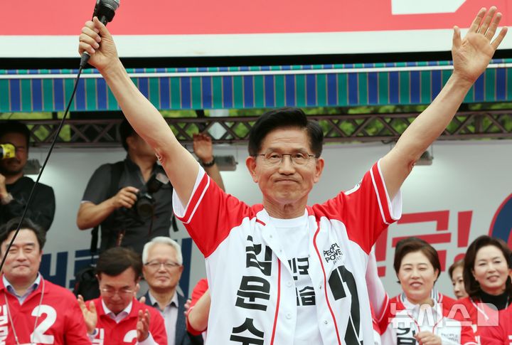 [부산=뉴시스] 하경민 기자 = 김문수 국민의힘 대선 후보가 2일 부산 동구 부산역광장에서 지지자들에게 인사하고 있다. 2025.06.02. yulnetphoto@newsis.com