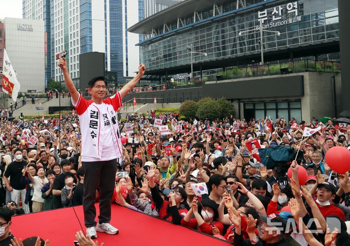 [부산=뉴시스] 하경민 기자 = 김문수 국민의힘 대선 후보가 2일 부산 동구 부산역광장에서 지지를 호소하는 연설을 하고 있다. (공동취재) 2025.06.02. photo@newsis.com