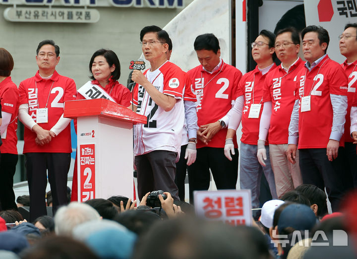 [부산=뉴시스] 하경민 기자 = 김문수 국민의힘 대선 후보가 2일 부산 동구 부산역광장에서 지지를 호소하는 연설을 하고 있다. (공동취재) 2025.06.02. photo@newsis.com