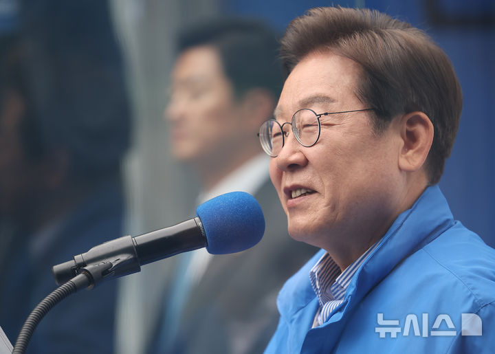 [성남=뉴시스] 권창회 기자 = 이재명 더불어민주당 대선후보가 2일 경기 성남시 야탑역 광장에서 열린 유세에서 지지호소를 하고 있다. (공동취재) 2025.06.02. photo@newsis.com