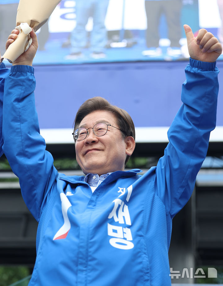 [성남=뉴시스] 권창회 기자 = 이재명 더불어민주당 대선후보가 2일 경기 성남시 야탑역 광장에서 열린 유세에서 투표독려 퍼포먼스를 하고 있다. (공동취재) 2025.06.02. photo@newsis.com