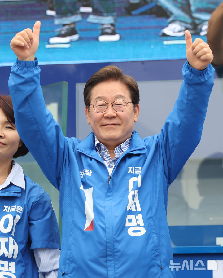 [서울=뉴시스] 권창회 기자 = 이재명 더불어민주당 대선후보가 2일 서울 강서구 마곡나루역 인근에서 열린 유세에서 지지자들에게 인사하고 있다. 2025.06.02. kch0523@newsis.com